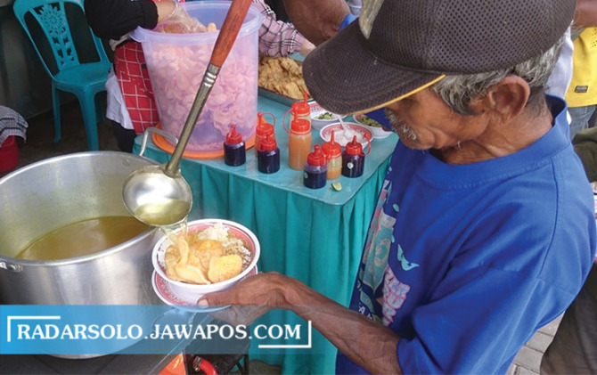 KEPEDULIAN: Pengunjung Warung Sedekah Duafa mengambil makanan secara prasmanan. (ANTONIUS CHRISTIAN/RADAR SOLO)