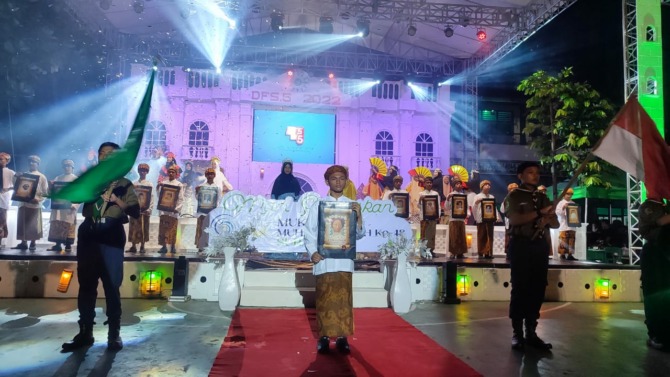 MERIAH: Salah satu pertunjukan dalam gelaran Dimsa Fantastic Show Part 5 (DFS 5) Sabtu (1/10) malam. Event yang digelar Pondok Pesantren SMP dan MA Darul Ihsan Muhammadiyah Sragen sebagai ajang menunjukkan bakat para santri. (AHMAD KHAIRUDIN/RADAR SOLO)