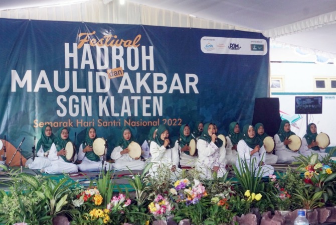 Salah satu grup hadrah yang tampil di halaman Masjid Al Mujahidin, Desa Kadirejo, Kecamatan Karanganom, Minggu (30/10). (ANGGA PURENDA/RADAR SOLO)