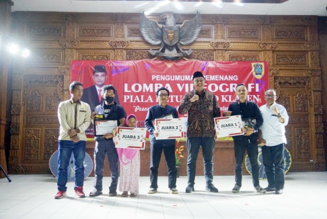 Ketua DPRD Klaten Hamenang Wajar Ismoyo saat menyerahkan piala dan piagam kepada para pemenang lomba videografi untuk kategori umum. (ANGGA PURENDA/RADAR SOLO)
