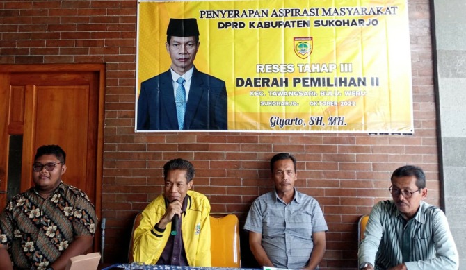 TUTUP USIA: Giyarto (dua dari kiri) saat ditemui di kediamannya di Weru, Minggu (16/10) lalu. (IWAN KAWUL/RADAR SOLO)