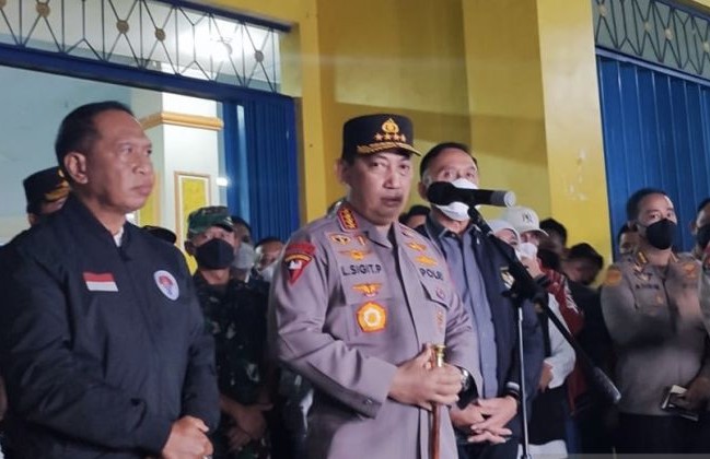 Kapolri Jenderal Pol Listyo Sigit Prabowo saat memberikan keterangan di Stadion Kanjuruhan, Kabupaten Malang, Minggu (2/10). (Willy Irawan/Antara)