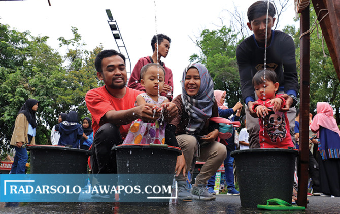KONSISTEN: Pembiasaan cuci tangan bagi balita sangat penting dalam menerapkan pola hidup sehat dan bersih. (DAMIANUS BRAM/RADAR SOLO)