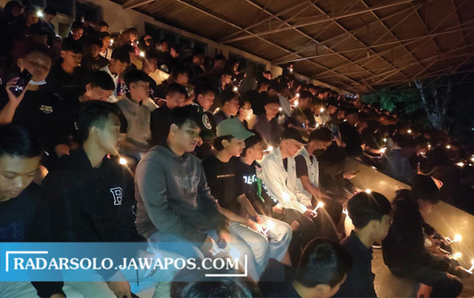 EMPATI: Ratusan suporter dari berbagai elemen di Sragen gelar aksi belasungkawa dan doa bersama di Stadion Taruna, Sragen atas tragedi kanjuruhan yang menelan ratusan korban, Senin (3/10). (AHMAD KHAIRUDIN/RADAR SOLO)
