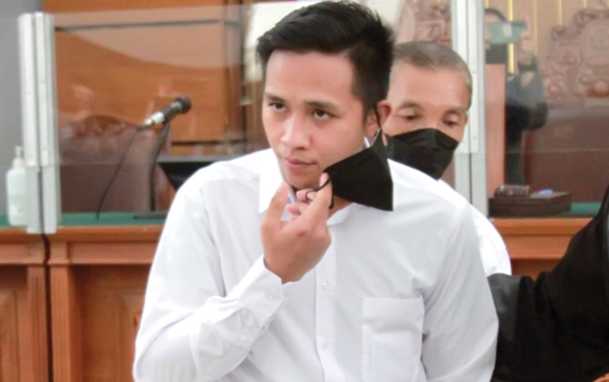 Terdakwa kasus pembunuhan Brigadir Nofriansyah Yoshua Hutabarat, Richard Eliezer alias Bharada E saat mengikuti sidang perdana di Pengadilan Negeri Jakarta Selatan, Selasa (18/10). (Dery Ridwansyah/JawaPos.com)