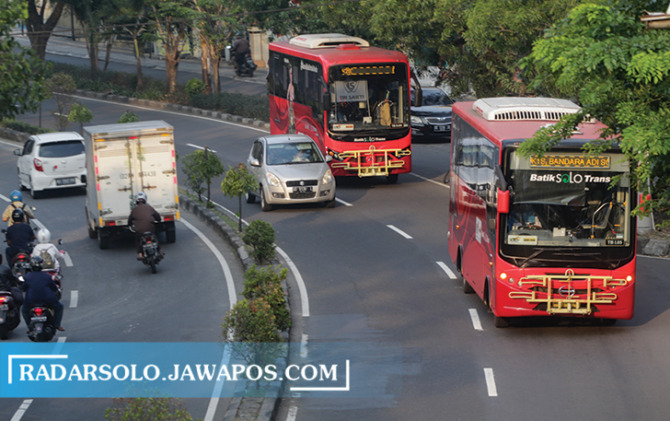 KETENTUAN BARU: Penerapan tarif bagi penumpang BST harus diiringi sosialisasi agar penumpang tidak bingung. (M. IHSAN/RADAR SOLO)