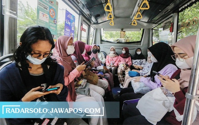 MASIH BERLAKU: Penumpang BST-feeder tetap bisa menikmati fasilitas gratis hingga akhir tahun karena ada subsidi dari pemkot. (M. IHSAN/RADAR SOLO)