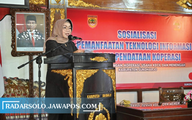 PEDULI KOPERASI: Bupati Sukoharjo Etik Suryani beri paparan di pendapa Graha Satya Praja, Kamis (13/10). (IWAN KAWUL/RADAR SOLO)