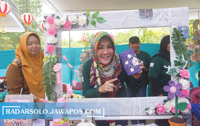 Bupati Klaten Sri Mulyani saat melakukan peninjauan stand pameran produk kreasi sampah dalam acara kongres bank sampah di Taman RSUD Bagas Waras Klaten, Kamis (27/10). (ANGGA PURENDA/RADAR SOLO)