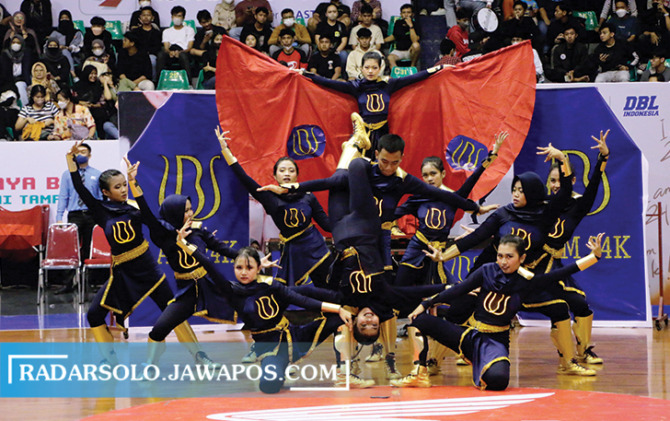 ENERGIK: Performa Sevenarrows dari SMAN 7 Surakarta di ajang Gold Dance Competition di Sritex Arena (7/10). (M. IHSAN/RADAR SOLO)