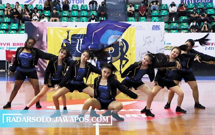 TOTALITAS: Dove Wings dalam ajang UBS Gold Dance Competition di Sritex Arena, Senin (10/10).  (M. IHSAN/RADAR SOLO)