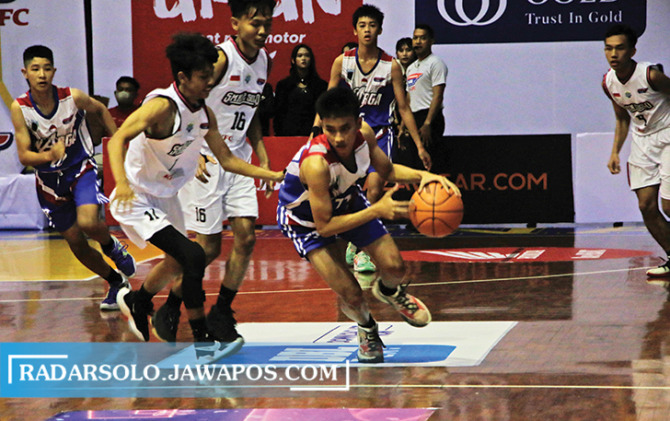 BERJIBAKU: Tim basket putra SMA Warga Surakarta kontra SMKN 2 Surakarta jadi laga pembuka Honda DBL With KFC 2022 Central Java Series-South Region di Sritex Arena, Kamis (6/10). (M. IHSAN/RADAR SOLO)
