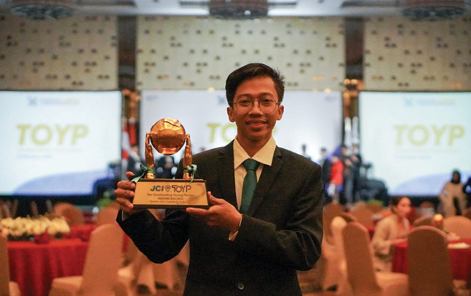 Hardika Dwi Hermawan, dosen Program Studi Pendidikan Teknik Informatika Fakultas Keguruan dan Ilmu Pendidikan UMS meraih Ten Outstanding Young Person (TOYP) in Indonesia 2022.