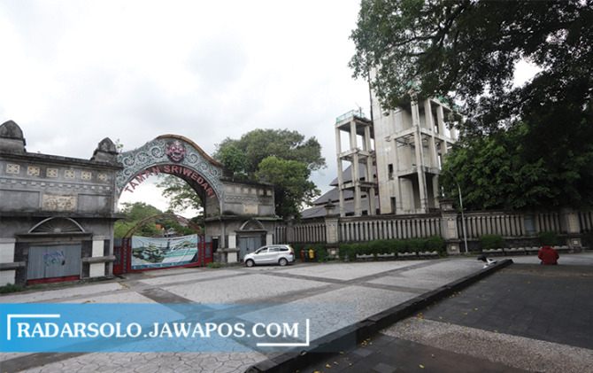 KURANG TERAWAT: Suasana di kawasan Plaza Sriwedari belum lama ini. Pemkot dalam waktu dekat akan melakukan kerja bakti bersih-bersih kawasan Sriwedari. (DOK. RADAR SOLO)