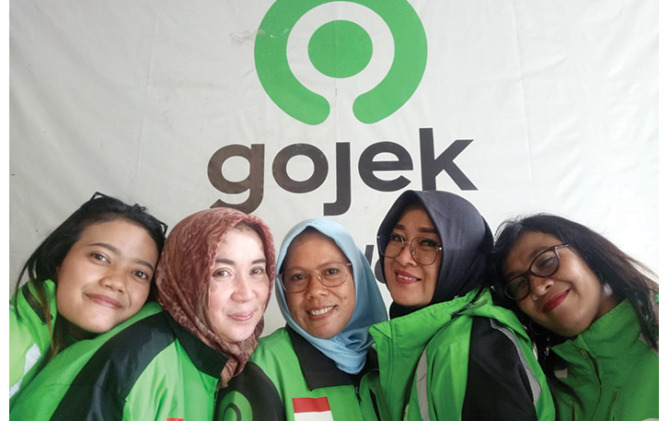 Srikandi Gojek dan keakraban mitra driver usai mengikuti pelatihan antisipasi kekerasan dan pelecehan seksual di Kantor Gojek Solo. (SILVESTER K/RADAR SOLO)