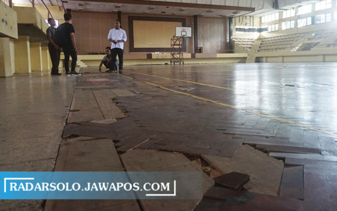 MEMPRIHATINKAN: Kondisi GOR Gelarsena Klaten yang mengalami kerusakan di bagian lantai hingga atap. (ANGGA PURENDA/RADAR SOLO)