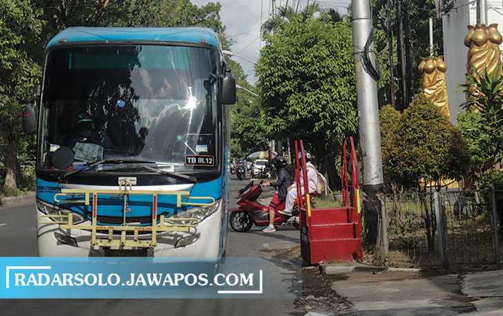 BUTUH PEREMAJAAN: BST melewati salah satu halte sementara yang ada di Kota Solo. (M. IHSAN/RADAR SOLO)