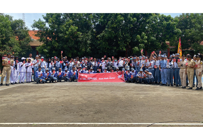 KOMPAK: Kampanye safety riding bagi siswa SMA di Kota Tegal, Jumat (28/10). (ASTRA MOTOR JATENG FOR RASO)