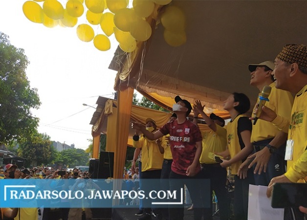 SIMBOLIS: Wali Kota Surakarta Gibran Rakabuming Raka (tengah) melepas balon HUT Ke-58 Partai Golkar di Kantor DPD Partai Golkar Surakarta, Minggu (16/10). (RADAR SOLO PHOTO)