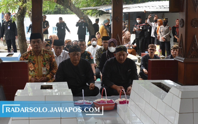 KHUSYUK: Bupati dan wakil bupati Karanganyar Juliyatmono-Rober Christanto, bersama jajaran forkopimda melakukan ziarah ke makam salah satu pendiri Kabupaten Karanganyar, Kamis (27/10). (RUDI HARTONO/RADAR SOLO)