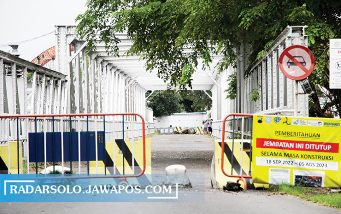 TEKAN MACET: Jembatan Jurug A bakal segera dibenahi agar bisa menjadi jalur alternatif kendaraan roda dua. (M. IHSAN/RADAR SOLO)