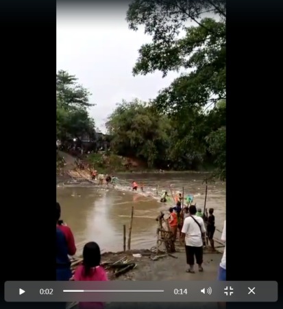Screenshot video ambrolnya jembatan sesek di Ngepung, Sangkrah, Pasar Kliwon usai dihantam kuatnya arus sungai Bengawan Solo, Rabu (19/10). Tidak ada korban jiwa dalam kejadian ini. (DOK. WARGA NGEPUNG)