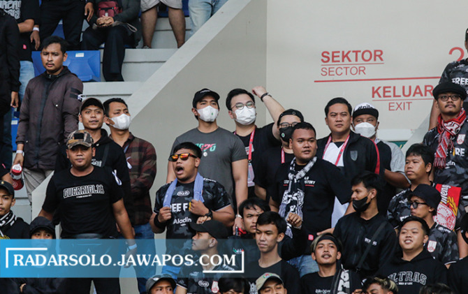 Dirut Persis Solo Kaesang Pangarep (tengah) saat menyaksikkan pertandingan Laskar Sambernyawa di Stadion Manahan bersama para suporter belum lama ini. (M. IHSAN/RADAR SOLO)