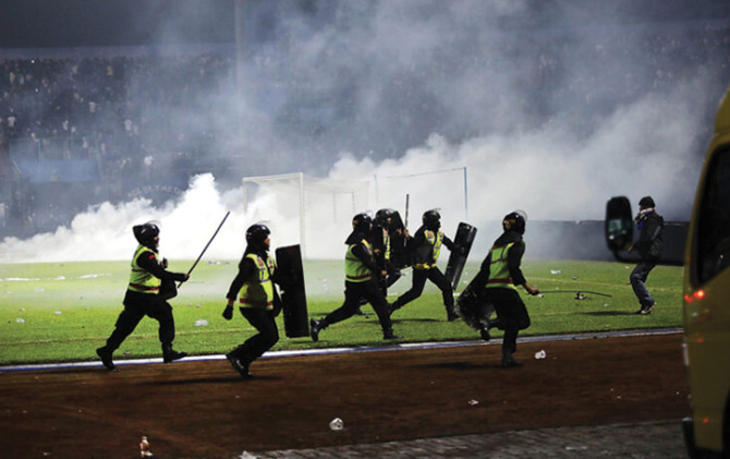 Gas air mata menyelimuti Stadion Kanjuruhan, Malang, saat aparat keamanan melakukan pengamanan, Sabtu (1/10). (JAWA POS RADAR MALANG)