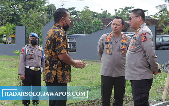 SIDAK: Kapolres Sukoharjo AKBP Wahyu Nugroho Setyawan (dua dari kiri) cek pembangunan Perumahan Griya Bhayangkara Presisi Sukoharjo di Kelurahan Bulakrejo, Kecamatan Sukoharjo Kota. (IWAN KAWUL/RADAR SOLO)