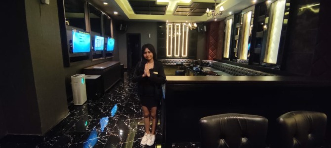 Triple Eigh Room di Executive Karaoke yang supernyaman. Di ruangan ini, tersedia tempat meeting. (TRI WAHYU CAHYONO/RADAR SOLO.