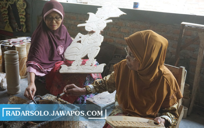 POTENSI DAERAH: Sejumlah perajin kayu batik di Desa Jarum, Kecamatan Bayat. (ANGGA PURENDA/RADAR SOLO)