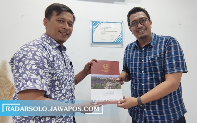 SALING DUKUNG: General Manager Radar Solo Andi Aries (kiri) dan Wakil Dekan III FSP ISI Surakarta Bondet Wrahatnala tunjukkan dokumen kerja sama, Kamis (27/10). (SEPTIAN REFVINDA/RADAR SOLO)