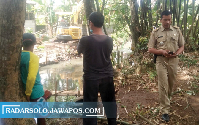 GOTONG ROYONG: Warga Desa Pondok, Kecamatan Nguter kerja bakti bersihkan Sungai Jlantah, Minggu (23/10). (IWAN KAWUL/RADAR SOLO)
