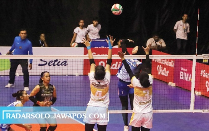 MENEGANGKAN: Pertandingan tim putri Kharisma Premium melawan Wahana Express Grup di ajang Livoli Divisi Utama 2022 di Sritex Arena, Jumat (21/10). (M. IHSAN/RADAR SOLO)