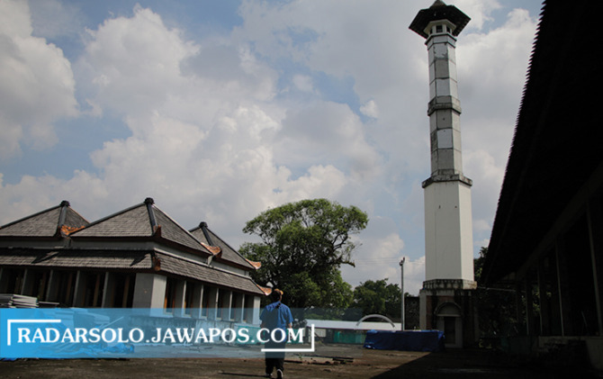 MANGKRAK: Suasana di dalam Masjid Sriwedari, yang belum selesai proses pembangunannya. (M. IHSAN/RADAR SOLO)