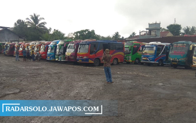 GANGGU DAPUR: Sopir memarkirkan minibus di Terminal Ngadirojo saat menggelar aksi menuntut penertiban angkutan pelat hitam dan tak layak pakai, Senin (3/10). (IWAN ADI LUHUNG/RADAR SOLO)