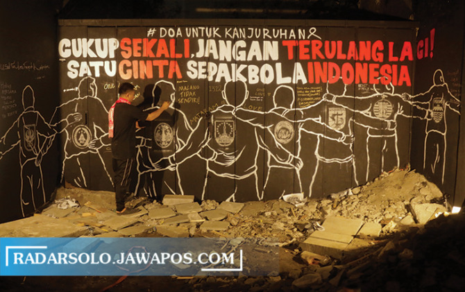 SENI JALANAN: Mural yang terpajang di koridor Jalan Gatot Subroto Solo, yang menyimbolkan arti perdamaian dan ikut berbela sungkawa atas meninggalnya ratusan Aremania. (M. IHSAN/RADAR SOLO)