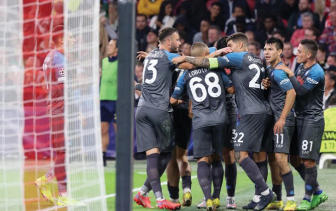 Para pemain Napoli merayakan gol kelima ke gawang Ajax yang dicetak Khvicha Kvaratskhelia pada matchday ketiga Liga Champions 2022-2023. (Francois Walschaerts/AFP)