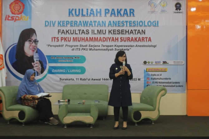 Ketua IPAI Pusat Dra. Dorce Tandung saat menghadiri perkuliahan umum dengan pakar di ITS PKU Muhammadiyah Surakarta, dengan tema