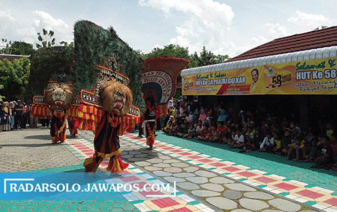 NGURI-URI BUDAYA: Kesenian Reog meriahkan HUT Ke-58 Partai Golkar di kediaman anggota DPRD Sukoharjo Giyarto, di Desa Karanganyar, Kecamatan Weru, Minggu (16/10). (IWAN KAWUL/RADAR SOLO)