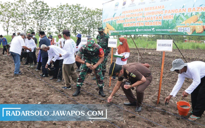 SINERGI: Pengembangan pertanian jadi salah satu sasaran TMMD Kodim 0725 Sragen. (AHMAD KHAIRUDIN/RADAR SOLO)