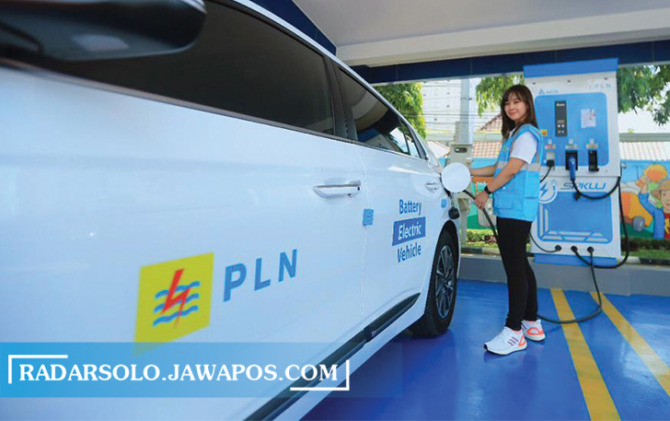 TRANSISI: Proses pengisian listrik ke kendaraan listrik yang ada di SPKLU di Kota Solo, Senin (24/10). (SEPTINA FADIA/RADAR SOLO)