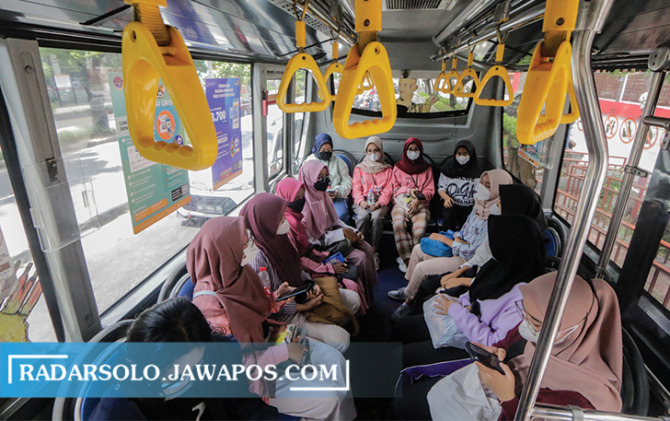 MASIH BERLAKU: Penumpang BST-feeder tetap bisa menikmati fasilitas gratis hingga akhir tahun karena ada subsidi dari pemkot. (M. IHSAN/RADAR SOLO)