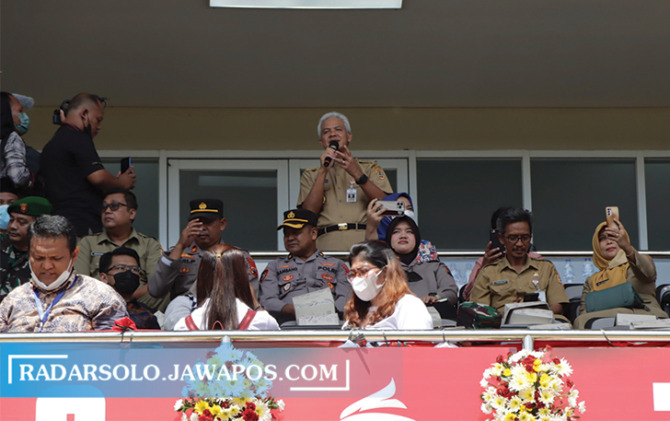 Gubernur Jawa Tengah Ganjar Pranowo saat memberikan sambutan dalam seremonial penutupan Festival Pelajar Nusantara (FPN), di Stadion Manahan Senin (31/10). (M. IHSAN/RADAR SOLO)