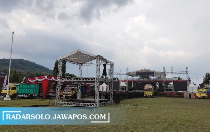 DISIAPKAN: Panggung konser Denny Caknan di Alun-alun Giri Krida Bakti Wonogiri, Kamis (20/10). (IWAN ADI LUHUNG/RADAR SOLO)