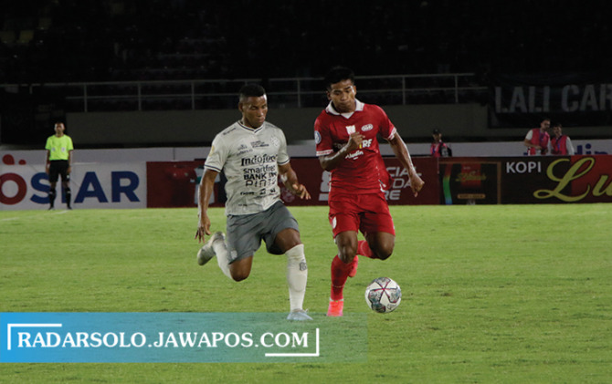 GANTI JAM: Suasana pertandingan bola antara Persis Solo vs Bali United di Stadion Manahan pada malam hari. Suporter dan panpel stadion manahan setuju kickoff Liga 1 digelar sore. (M. IHSAN/RADAR SOLO)