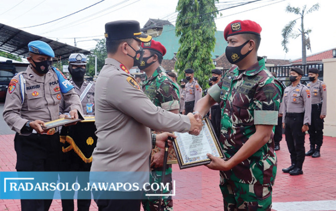APRESIASI: Kapolres Sukoharjo AKBP Wahyu Nugroho Setyawan (kiri) memberikan penghargaan kepada anggota Grup 2 Kopassus Kandangmenjangan di mapolres setempat, Senin (24/10). (IWAN KAWUL/RADAR SOLO)