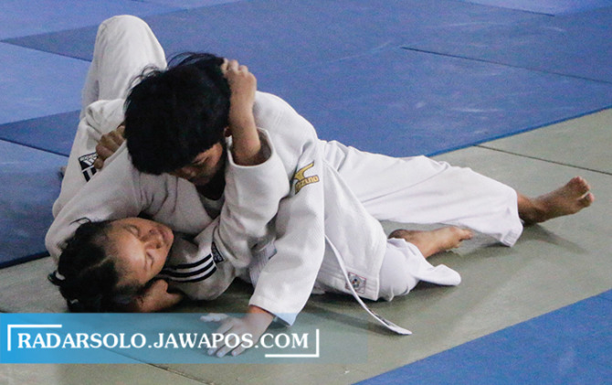 SERU: Pagelaran Pekan Olahraga Pelajar Daerah (Popda) Tingkat Kota Surakarta cabang olahraga Judo di Gor Toraja Pundung Gede, Selasa (25/10). (M. IHSAN/RADAR SOLO)