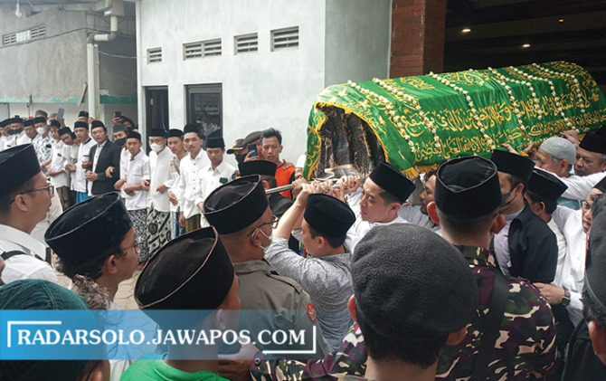 BERDUKA: Prosesi pemakaman jenazah KH Dian Nafi di Pondok Pesantren Al Muayyad, Windan, Kartasura, Minggu (2/10). KH Dian Nafi semasa hidup. (IWAN KAWUL/RADAR SOLO)