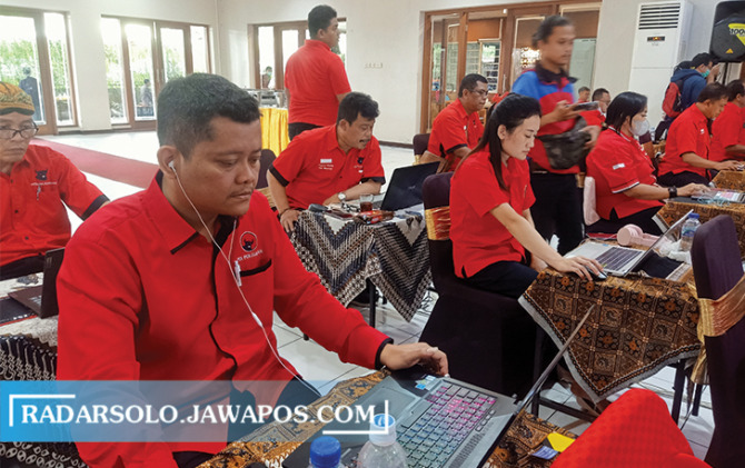 PEMAPARAN: Suasana psikotes untuk bacaleg yang digelar oleh PDIP Surakarta, Rabu (19/10). (ANTONIUS CHRISTIAN/RADAR SOLO)